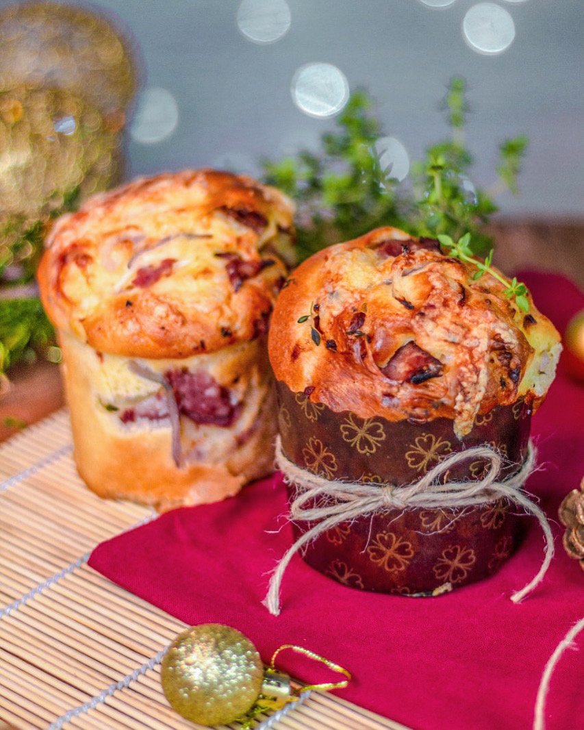 Panetone rústico amarrado com juta ao lado de enfeite de Natal