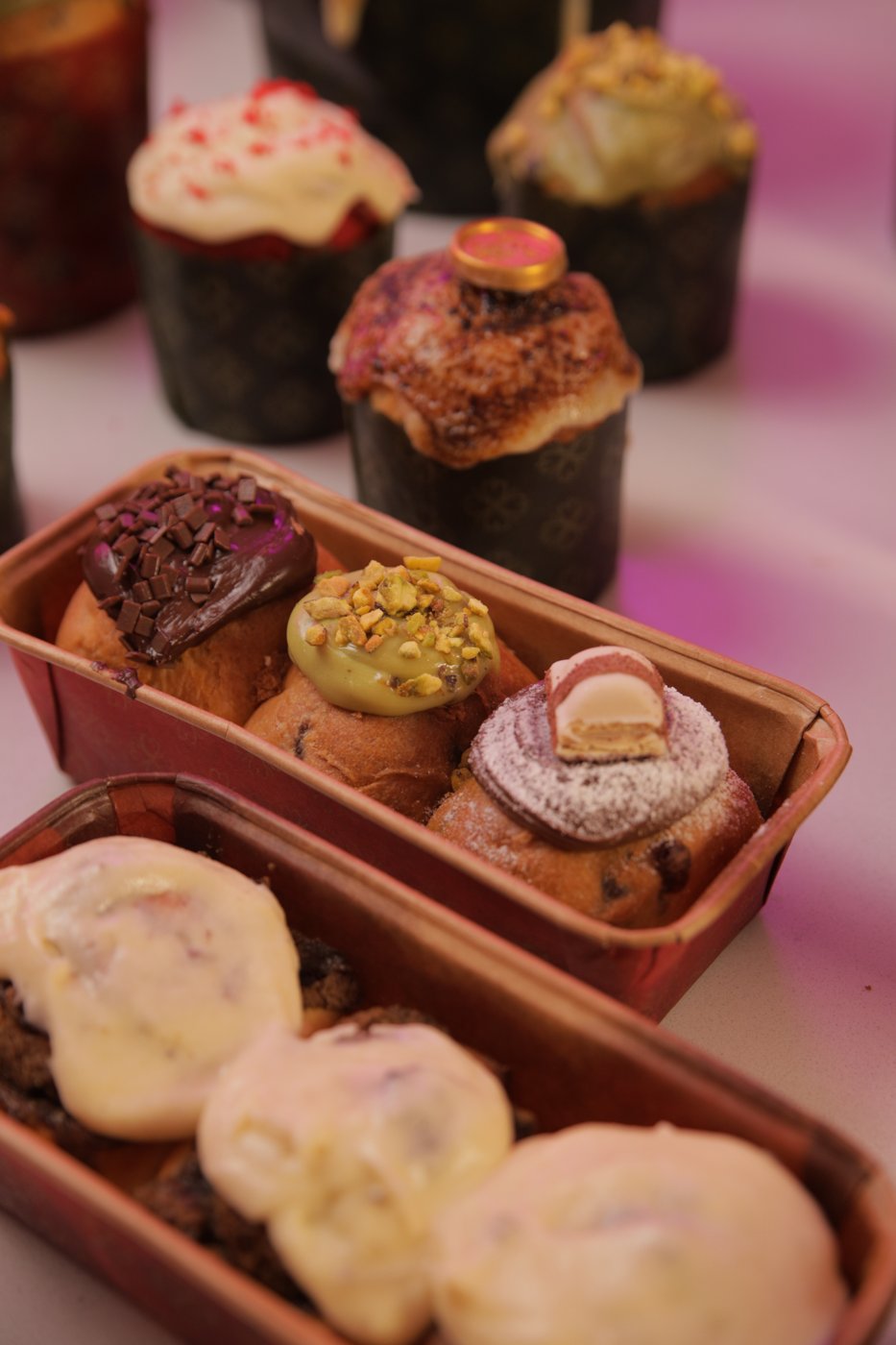 Mini panetones decorados em bandeja de madeira