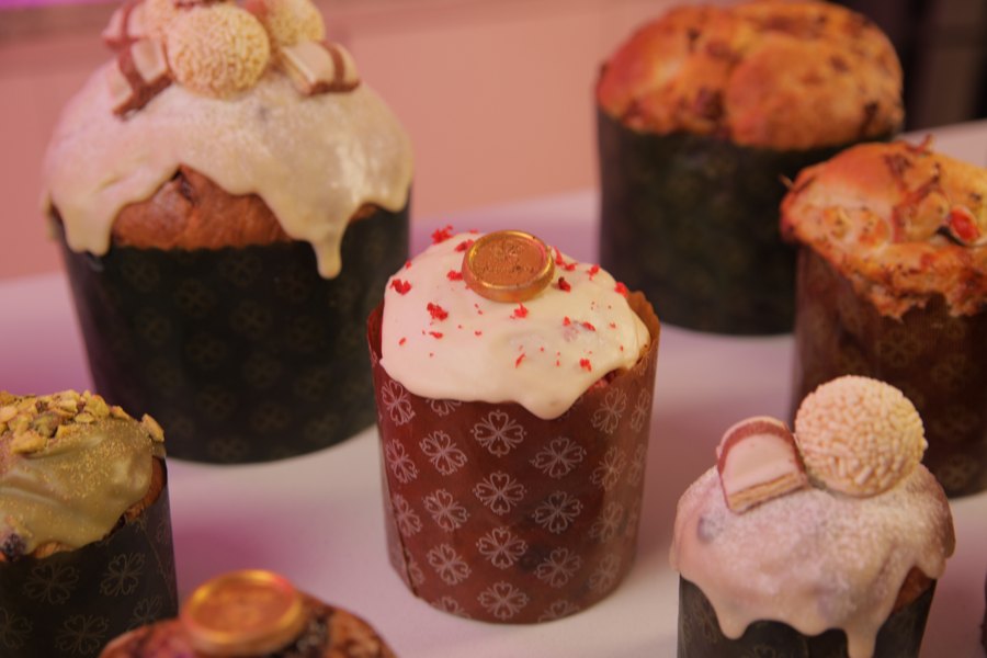 Panetone com cobertura cremosa e macaron no topo