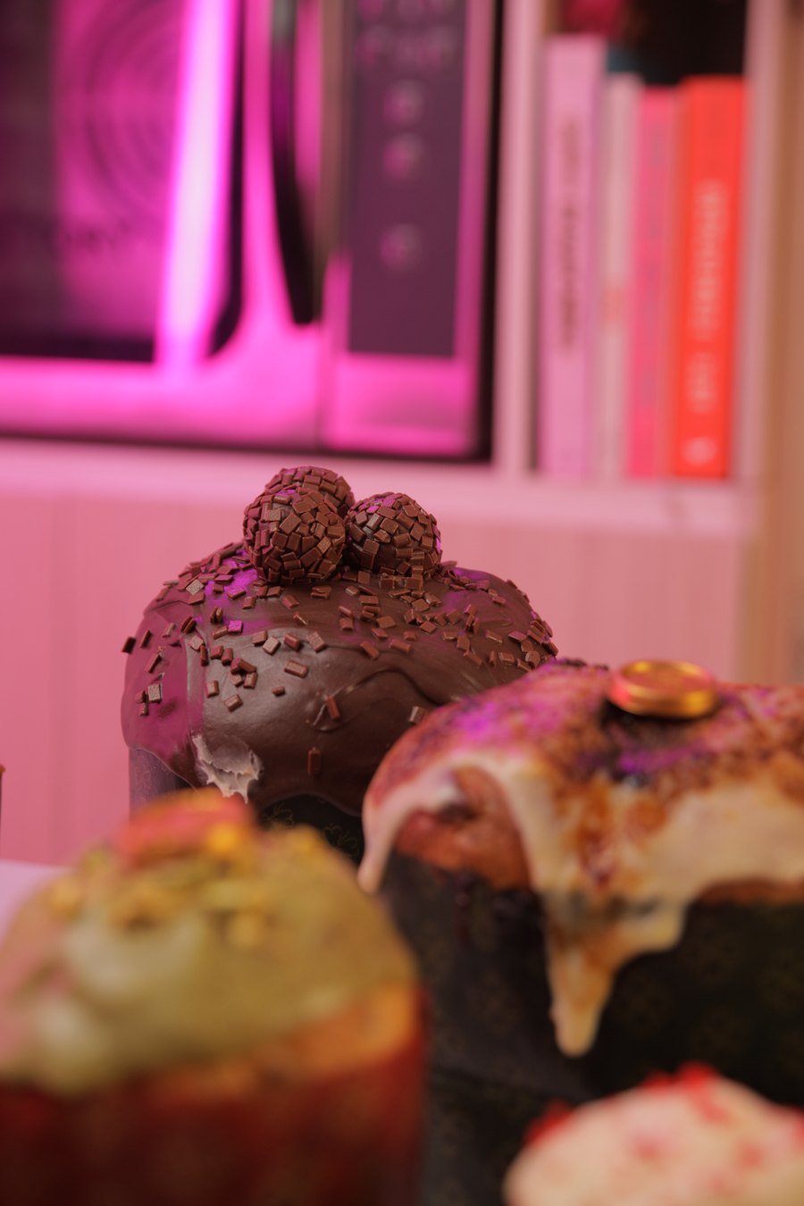 Panetone coberto de chocolate com brigadeiros no topo